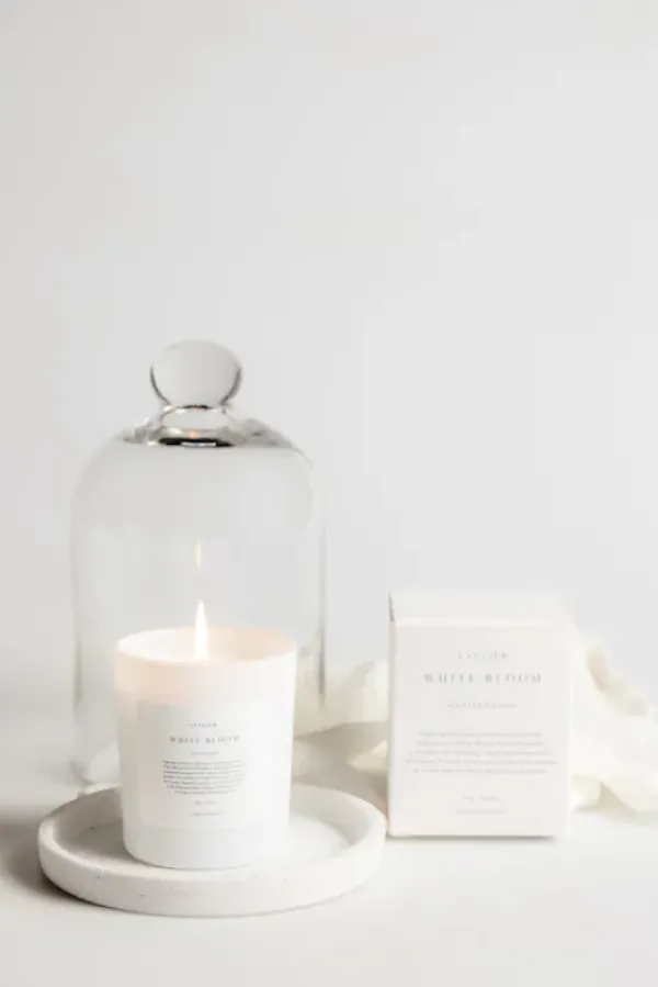 Lavliér White Bloom tuoksukynttilä 150g