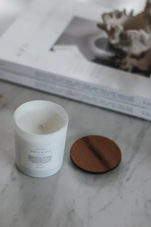 Lavliér White Bloom tuoksukynttilä 150g